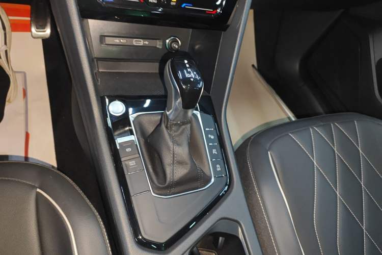 Used Volkswagen Tiguan L 2024 Outstanding Model 330TSI Automatic Two-Wheel Drive R-Line Dragon Glory Edition Gear Lever