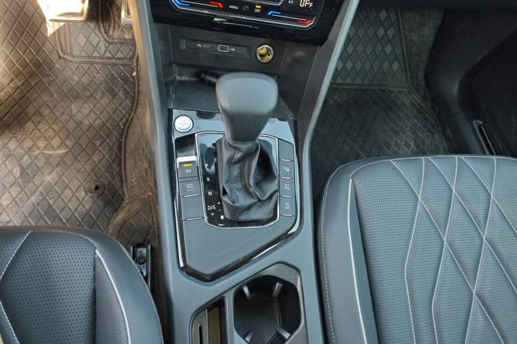 Used Volkswagen Tiguan L 2024 330TSI Automatic Two-Wheel Drive R-Line Enhanced Edition Gear Lever
