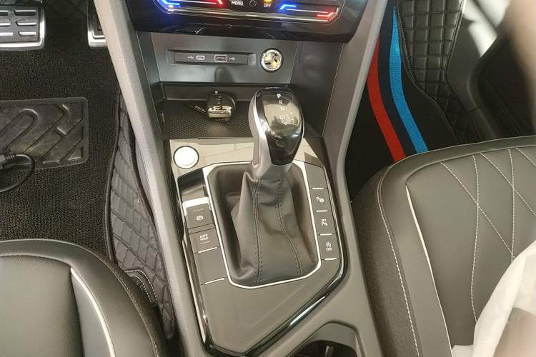 Used Volkswagen Tiguan L 2024 Outstanding Model 330TSI Automatic Two-Wheel Drive R-Line Dragon Glory Edition Gear Lever