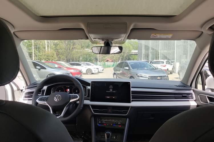 Used Volkswagen Tiguan L 2024 Outstanding Model 330TSI Automatic Two-Wheel Drive R-Line Dragon Glory Edition Headliner