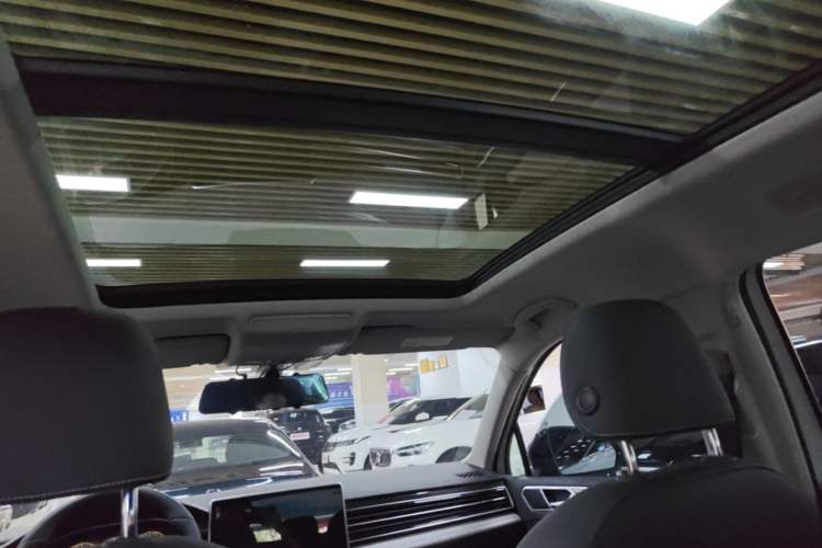 Used Volkswagen Tiguan L 2024 Outstanding Model 300TSI Automatic Two-Wheel Drive Longteng Edition Headliner