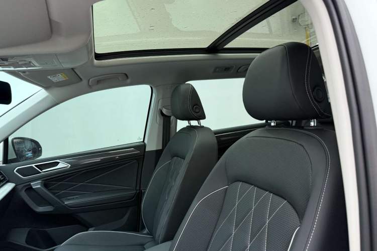 Used Volkswagen Tiguan L 2024 330TSI Automatic Two-Wheel Drive R-Line Enhanced Edition Headliner