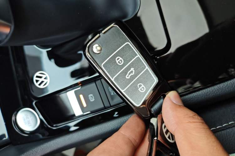 Used Volkswagen Tiguan L 2024 Outstanding Model 330TSI Automatic Two-Wheel Drive R-Line Dragon Glory Edition Interior 1