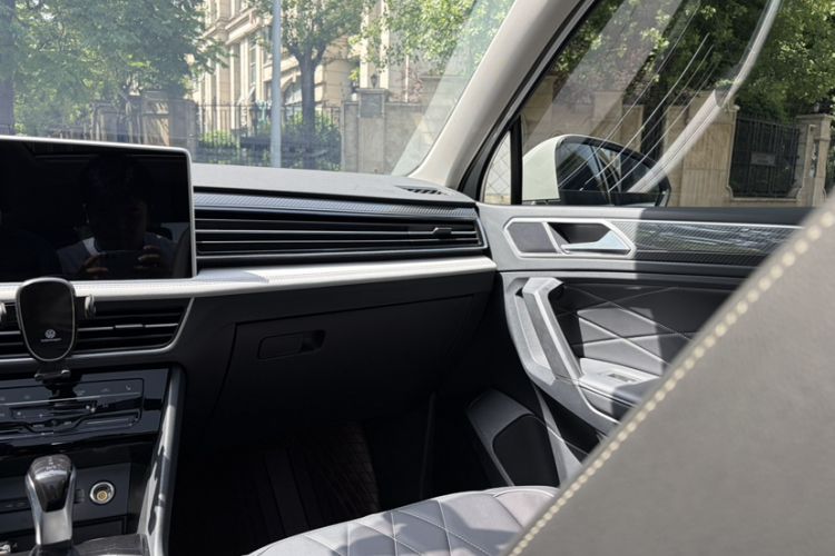 Used Volkswagen Tiguan L 2024 Outstanding Model 330TSI Automatic Two-Wheel Drive R-Line Dragon Glory Edition Interior 1