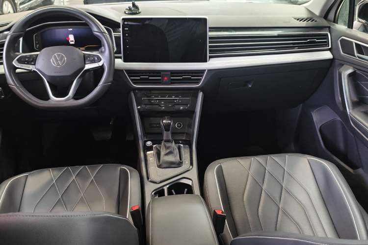 Used Volkswagen Tiguan L 2024 Outstanding Model 300TSI Automatic Two-Wheel Drive Longteng Edition Interior 1