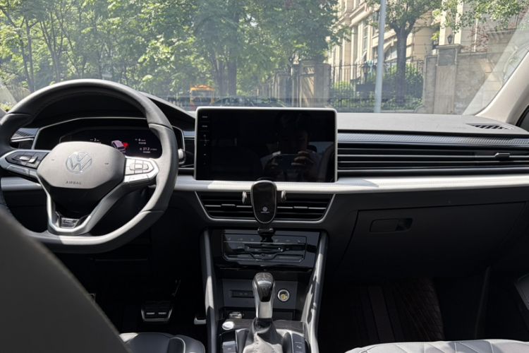 Used Volkswagen Tiguan L 2024 Outstanding Model 330TSI Automatic Two-Wheel Drive R-Line Dragon Glory Edition Interior 2