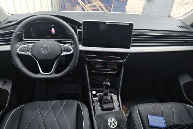 Used Volkswagen Tiguan L 2024 Outstanding Model 300TSI Automatic Two-Wheel Drive Longteng Edition Interior 2