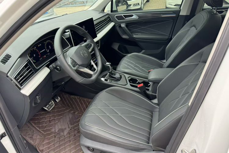 Used Volkswagen Tiguan L 2024 Outstanding Model 330TSI Automatic Two-Wheel Drive R-Line Dragon Glory Edition Interior 3