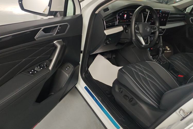 Used Volkswagen Tiguan L 2024 330TSI Automatic Two-Wheel Drive Smart Edition Interior 3