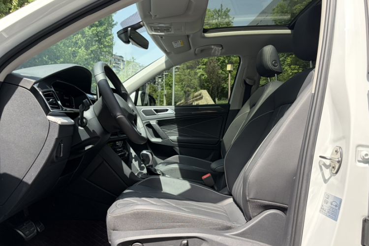 Used Volkswagen Tiguan L 2024 Outstanding Model 330TSI Automatic Two-Wheel Drive R-Line Dragon Glory Edition Interior 3