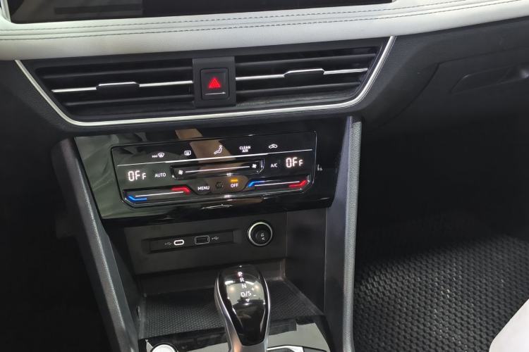 Used Volkswagen Tiguan L 2024 Outstanding Model 300TSI Automatic Two-Wheel Drive Longteng Edition Interior 3
