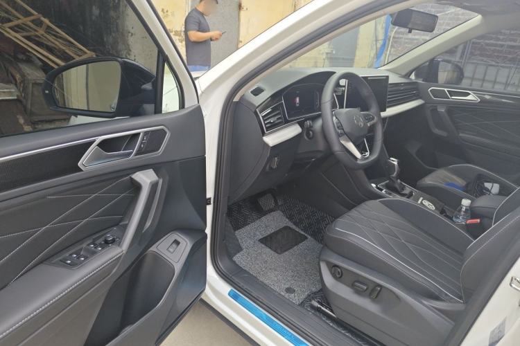 Used Volkswagen Tiguan L 2024 Outstanding Model 300TSI Automatic Two-Wheel Drive Longteng Edition Interior 3