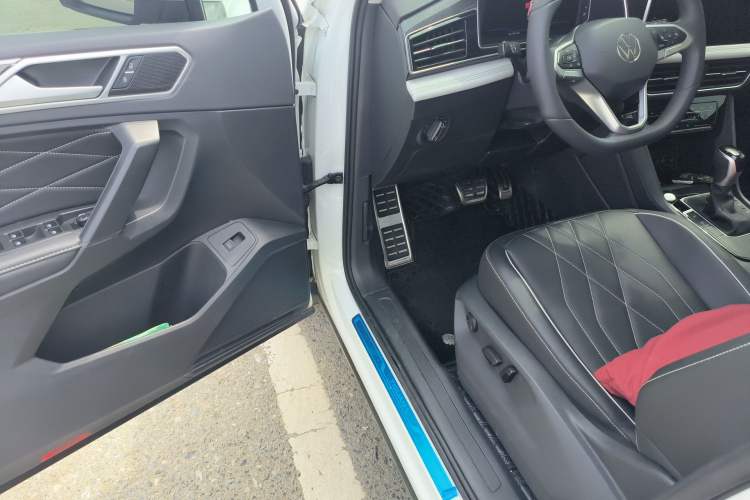 Used Volkswagen Tiguan L 2024 330TSI Automatic Two-Wheel Drive R-Line Enhanced Edition Interior 3