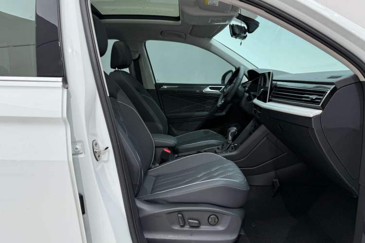 Used Volkswagen Tiguan L 2024 330TSI Automatic Two-Wheel Drive R-Line Enhanced Edition Interior 3