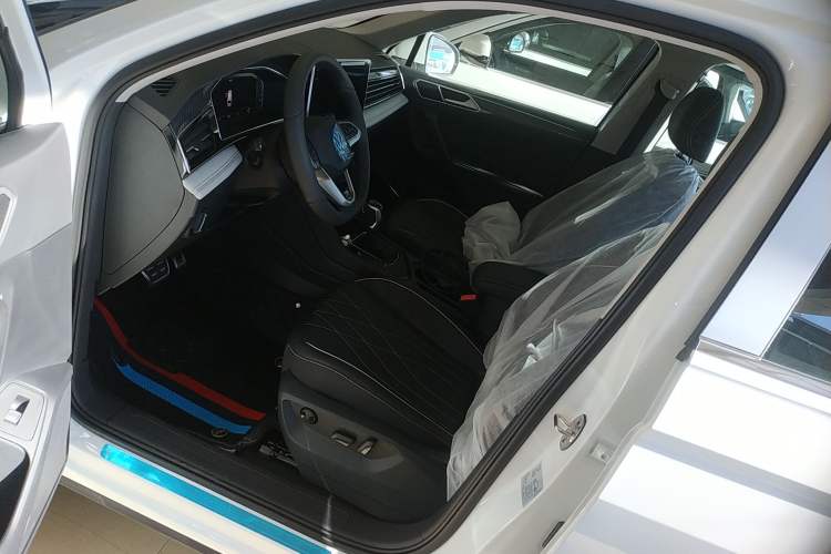 Used Volkswagen Tiguan L 2024 Outstanding Model 330TSI Automatic Two-Wheel Drive R-Line Dragon Glory Edition Interior 3