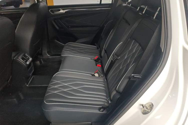 Used Volkswagen Tiguan L 2024 330TSI Automatic Two-Wheel Drive Smart Edition Interior 4