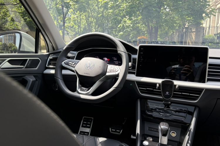 Used Volkswagen Tiguan L 2024 Outstanding Model 330TSI Automatic Two-Wheel Drive R-Line Dragon Glory Edition Interior 4