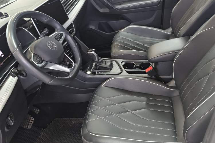 Used Volkswagen Tiguan L 2024 Outstanding Model 300TSI Automatic Two-Wheel Drive Longteng Edition Interior 4