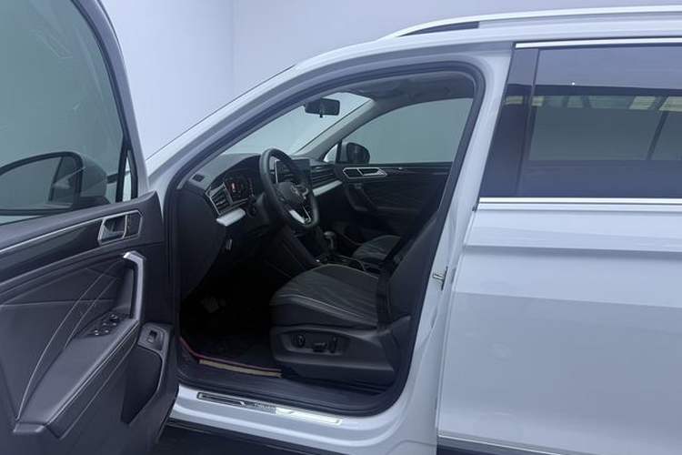 Used Volkswagen Tiguan L 2024 300TSI Automatic Two-Wheel Drive Smart Edition Interior 4