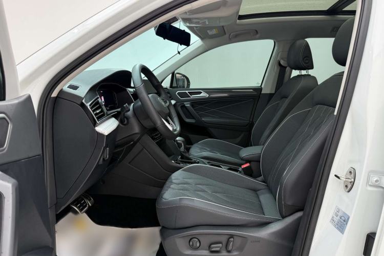 Used Volkswagen Tiguan L 2024 330TSI Automatic Two-Wheel Drive R-Line Enhanced Edition Interior 4