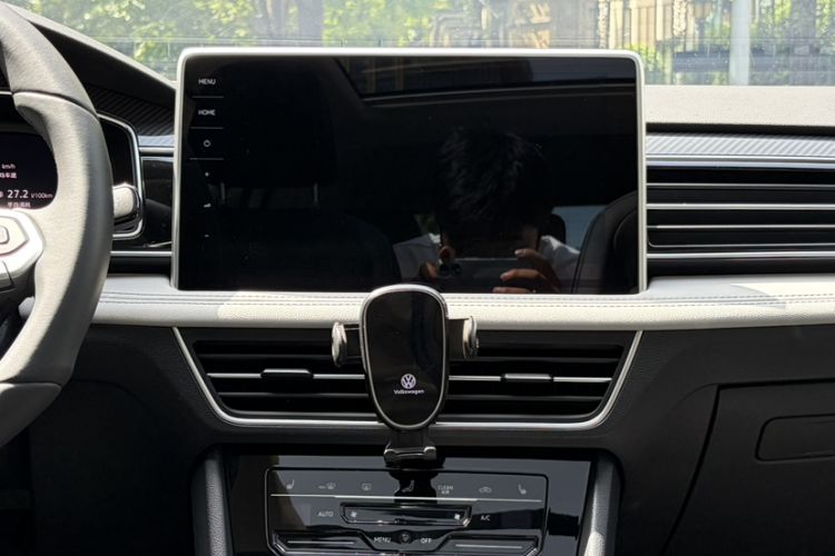 Used Volkswagen Tiguan L 2024 Outstanding Model 330TSI Automatic Two-Wheel Drive R-Line Dragon Glory Edition Interior 5