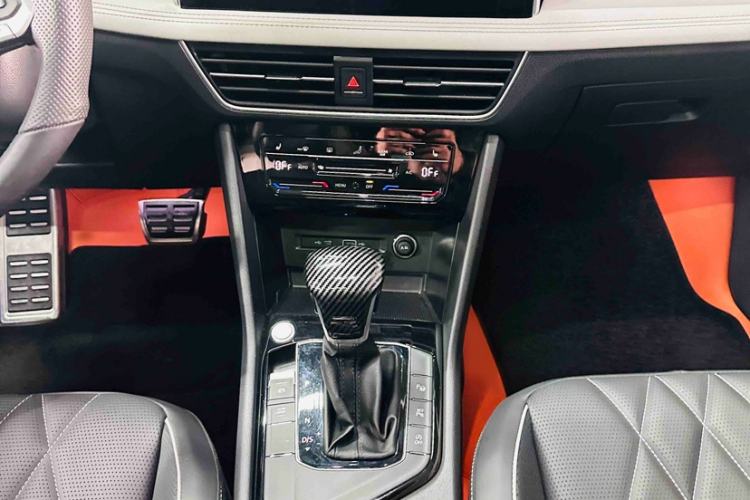 Used Volkswagen Tiguan L 2024 330TSI Automatic Two-Wheel Drive R-Line Enhanced Edition Interior 6