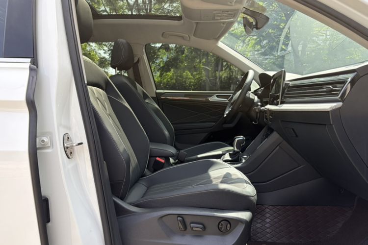 Used Volkswagen Tiguan L 2024 Outstanding Model 330TSI Automatic Two-Wheel Drive R-Line Dragon Glory Edition Interior 6