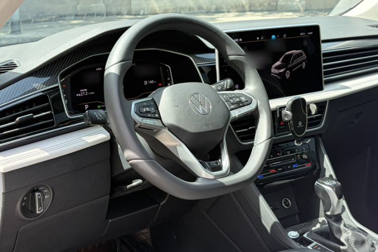 Used Volkswagen Tiguan L 2024 Outstanding Model 330TSI Automatic Two-Wheel Drive R-Line Dragon Glory Edition Interior 8