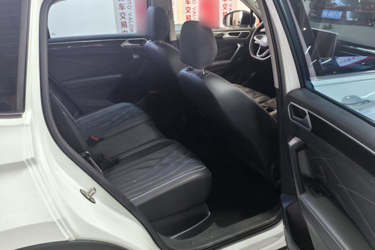 Used Volkswagen Tiguan L 2024 Outstanding Model 300TSI Automatic Two-Wheel Drive Longteng Edition Interior 8