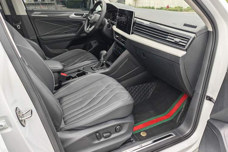 Used Volkswagen Tiguan L 2024 330TSI Automatic Two-Wheel Drive R-Line Enhanced Edition Interior 9