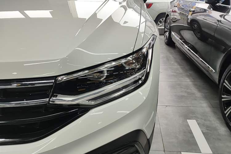 Used Volkswagen Tiguan L 2024 Outstanding Model 300TSI Automatic Two-Wheel Drive Longteng Edition Left Front Headlight