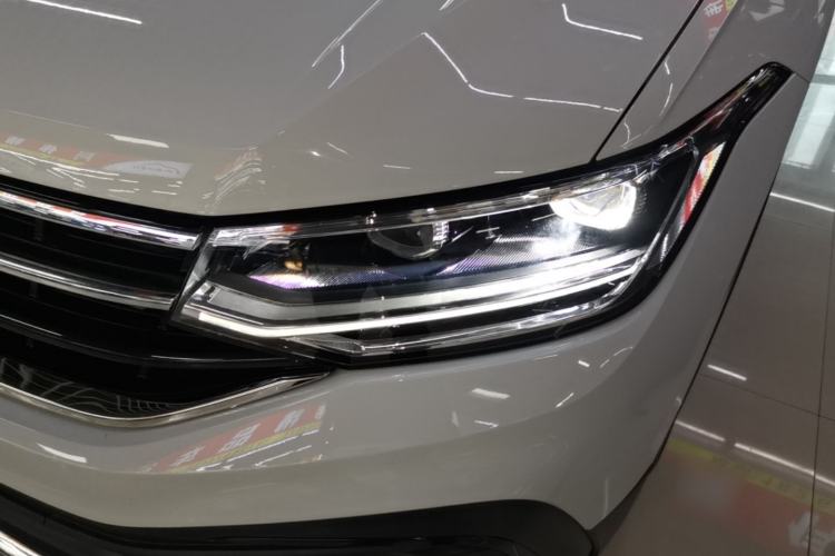 Used Volkswagen Tiguan L 2024 Outstanding Model 300TSI Automatic Two-Wheel Drive Longteng Edition Left Front Headlight