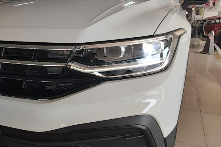 Used Volkswagen Tiguan L 2024 Outstanding Model 300TSI Automatic Two-Wheel Drive Longteng Edition Left Front Headlight