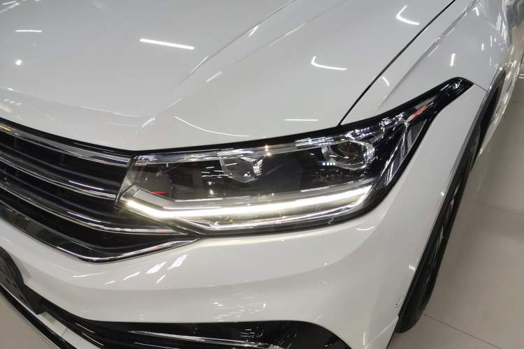 Used Volkswagen Tiguan L 2024 Outstanding Model 330TSI Automatic Two-Wheel Drive R-Line Dragon Glory Edition Left Front Headlight
