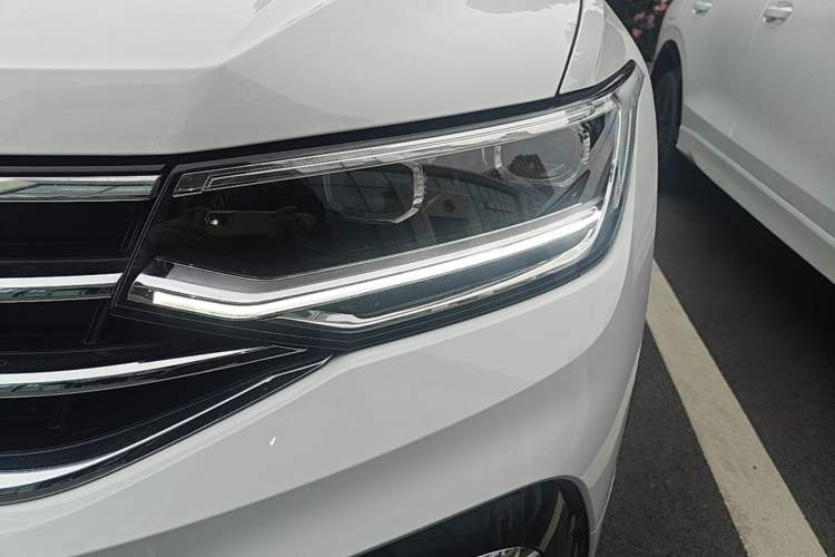 Used Volkswagen Tiguan L 2024 Outstanding Model 330TSI Automatic Two-Wheel Drive R-Line Dragon Glory Edition Left Front Headlight