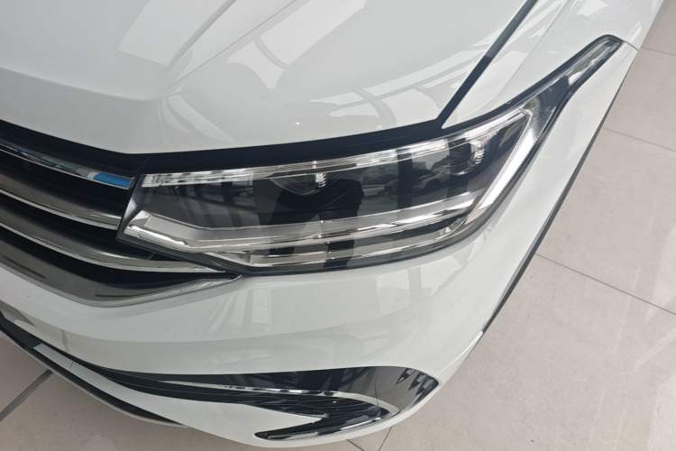Used Volkswagen Tiguan L 2024 Outstanding Model 330TSI Automatic Two-Wheel Drive R-Line Dragon Glory Edition Left Front Headlight