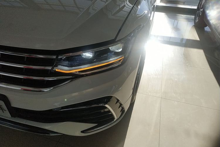 Used Volkswagen Tiguan L 2024 Outstanding Model 330TSI Automatic Two-Wheel Drive R-Line Dragon Glory Edition Left Front Headlight