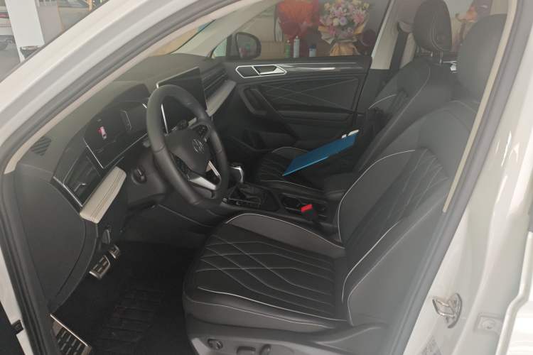 Used Volkswagen Tiguan L 2024 Outstanding Model 330TSI Automatic Two-Wheel Drive R-Line Dragon Glory Edition Left Front Seat