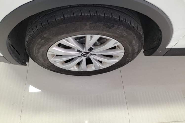 Used Volkswagen Tiguan L 2024 Outstanding Model 300TSI Automatic Two-Wheel Drive Longteng Edition Left Front Wheel Hub