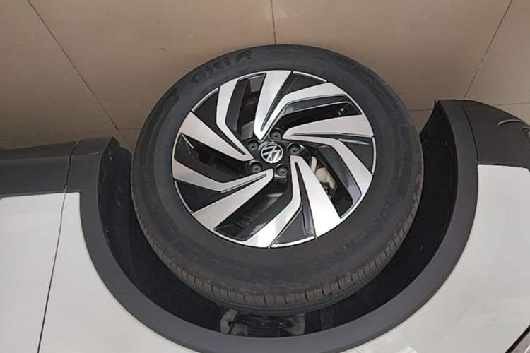 Used Volkswagen Tiguan L 2024 Outstanding Model 300TSI Automatic Two-Wheel Drive Longteng Edition Left Front Wheel Hub