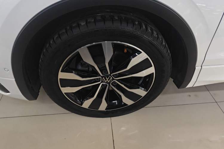 Used Volkswagen Tiguan L 2024 330TSI Automatic Two-Wheel Drive R-Line Enhanced Edition Left Front Wheel Hub