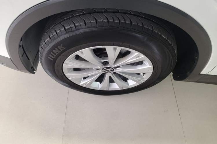 Used Volkswagen Tiguan L 2024 Outstanding Model 300TSI Automatic Two-Wheel Drive Longteng Edition Left Front Wheel Hub