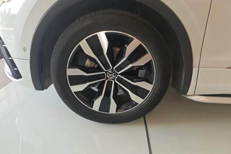 Used Volkswagen Tiguan L 2024 Outstanding Model 330TSI Automatic Two-Wheel Drive R-Line Dragon Glory Edition Left Front Wheel Hub