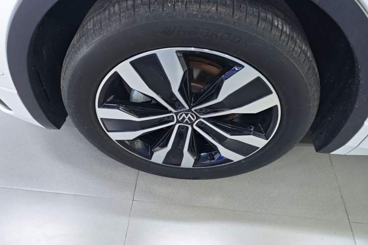 Used Volkswagen Tiguan L 2024 Outstanding Model 330TSI Automatic Two-Wheel Drive R-Line Dragon Glory Edition Left Front Wheel Hub