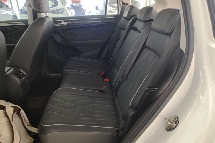 Used Volkswagen Tiguan L 2024 Outstanding Model 300TSI Automatic Two-Wheel Drive Longteng Edition Left Rear Seat