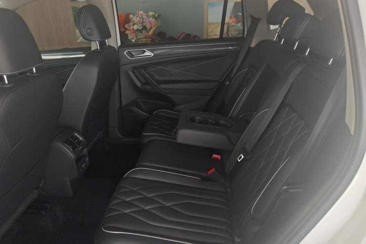 Used Volkswagen Tiguan L 2024 Outstanding Model 330TSI Automatic Two-Wheel Drive R-Line Dragon Glory Edition Left Rear Seat