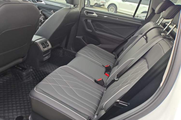 Used Volkswagen Tiguan L 2024 Outstanding Model 330TSI Automatic Two-Wheel Drive R-Line Dragon Glory Edition Left Rear Seat