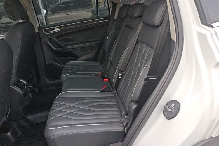 Used Volkswagen Tiguan L 2024 300TSI Automatic Two-Wheel Drive Smart Edition Left Rear Seat