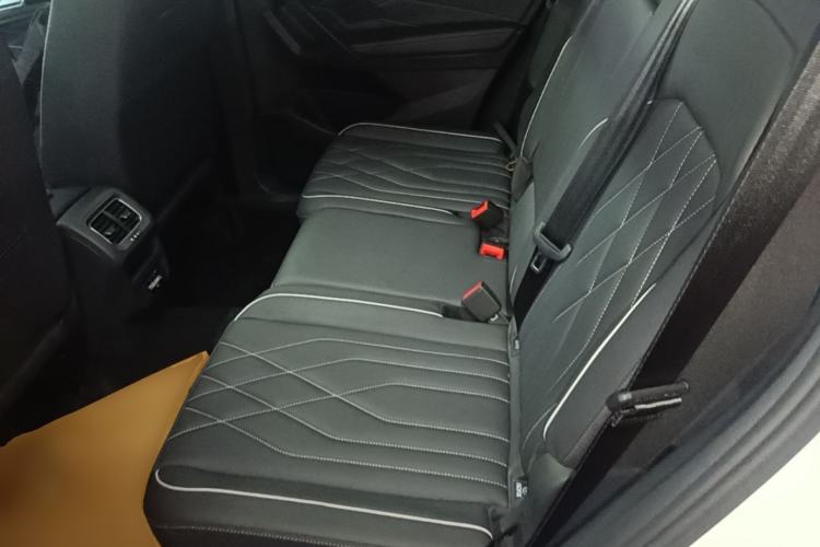 Used Volkswagen Tiguan L 2024 Outstanding Model 330TSI Automatic Two-Wheel Drive R-Line Dragon Glory Edition Left Rear Seat