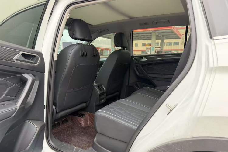 Used Volkswagen Tiguan L 2024 Outstanding Model 330TSI Automatic Two-Wheel Drive R-Line Dragon Glory Edition Left Rear Seat